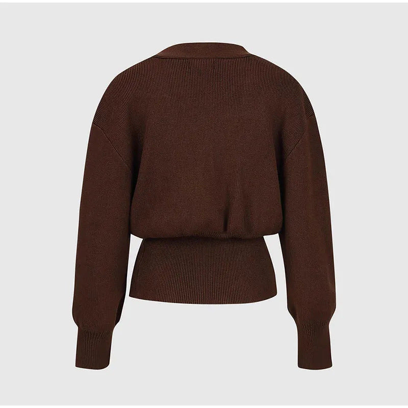 Finstrikket cardigan med smykkeknapp