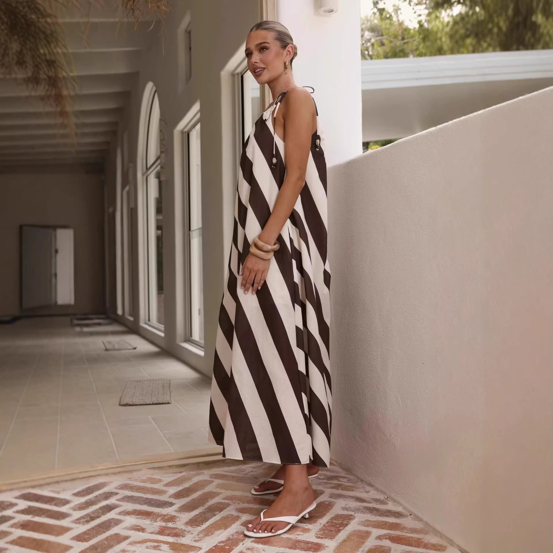 Stripet off-shoulder maxikjole