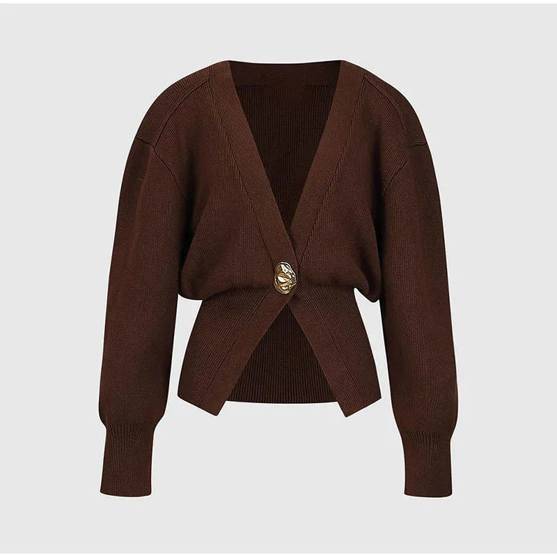 Finstrikket cardigan med smykkeknapp