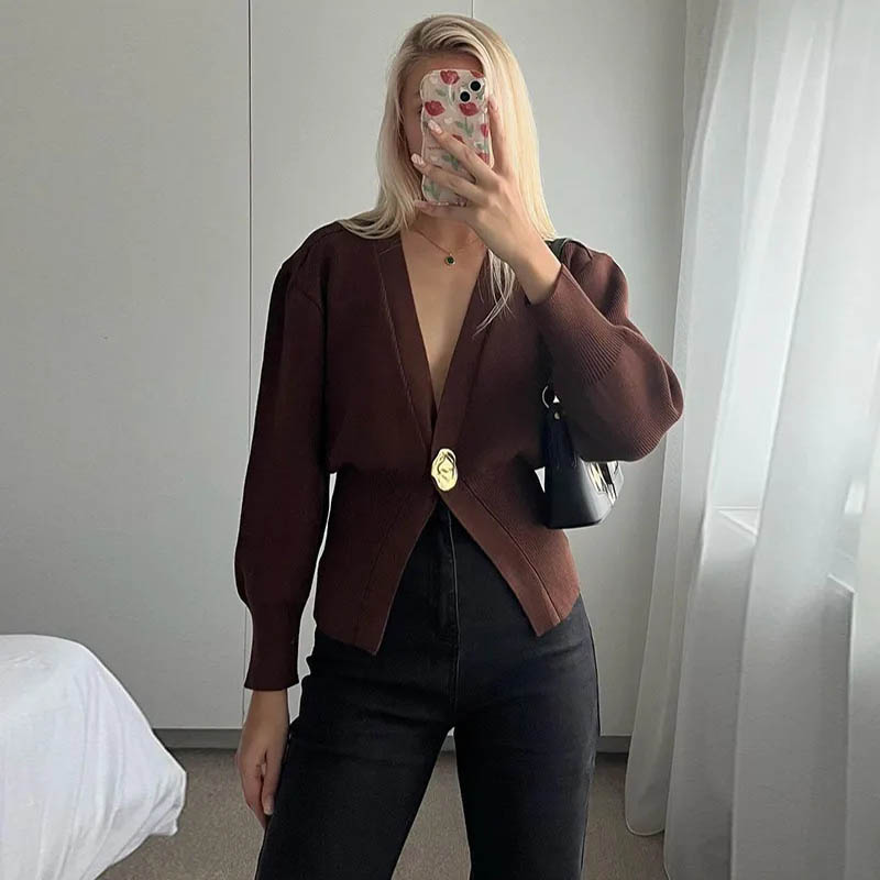 Finstrikket cardigan med smykkeknapp