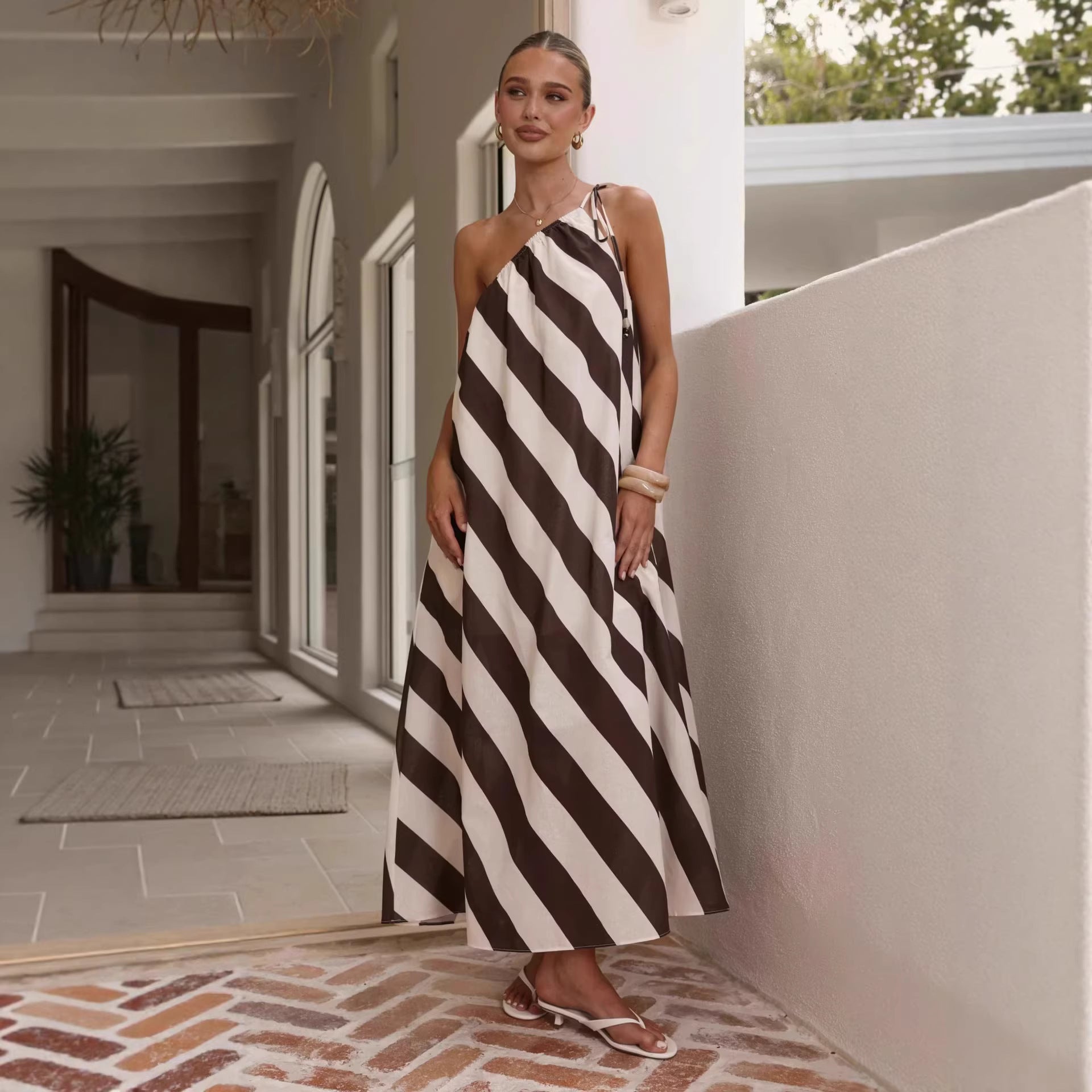 Stripet off-shoulder maxikjole