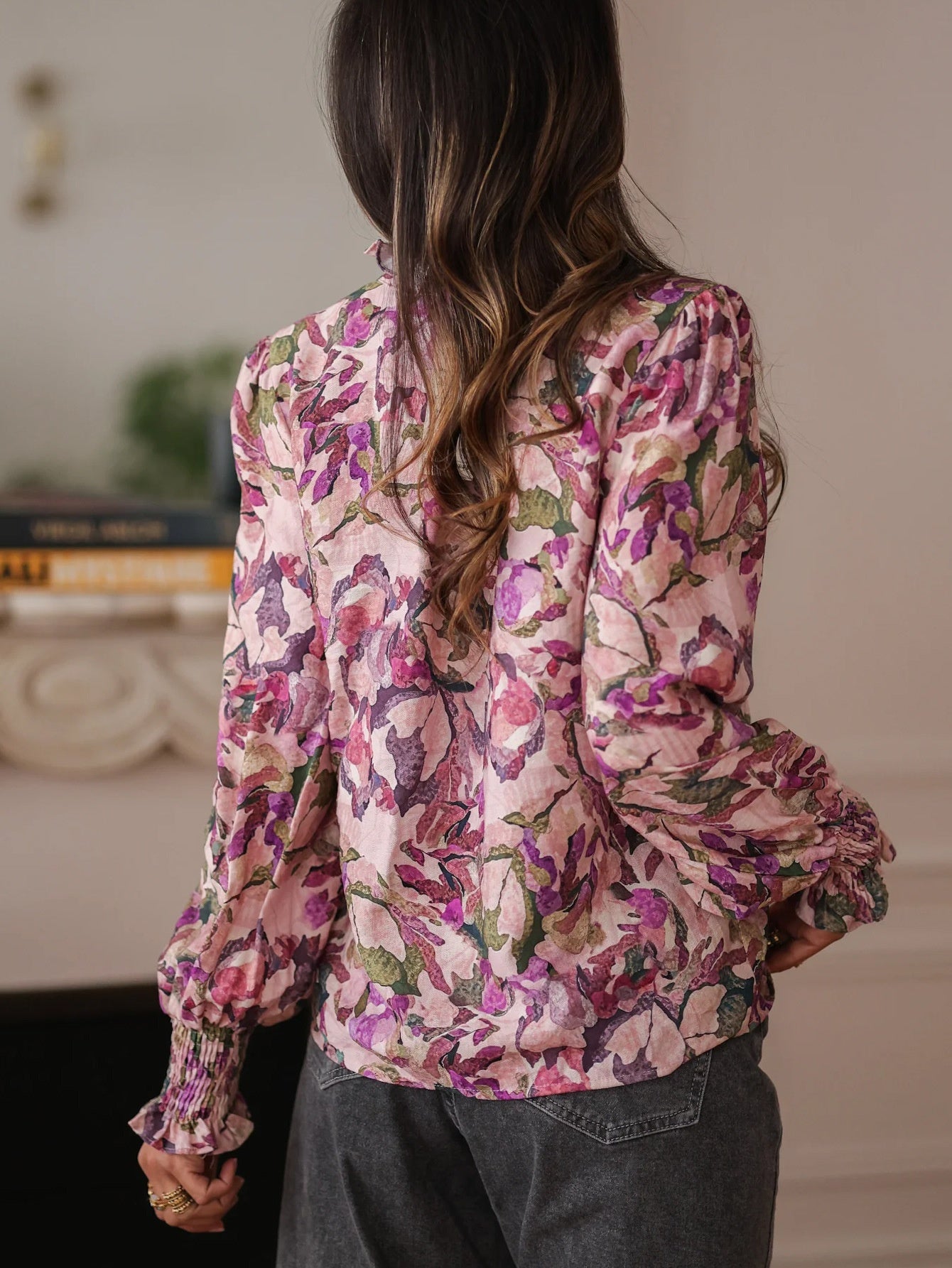 Blomstret bluse med volanger