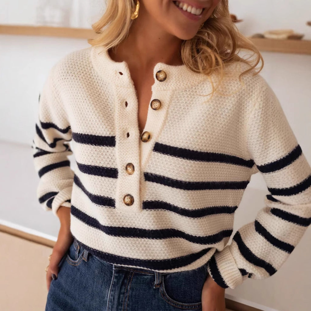Kort strikkegenser i maritim stripe